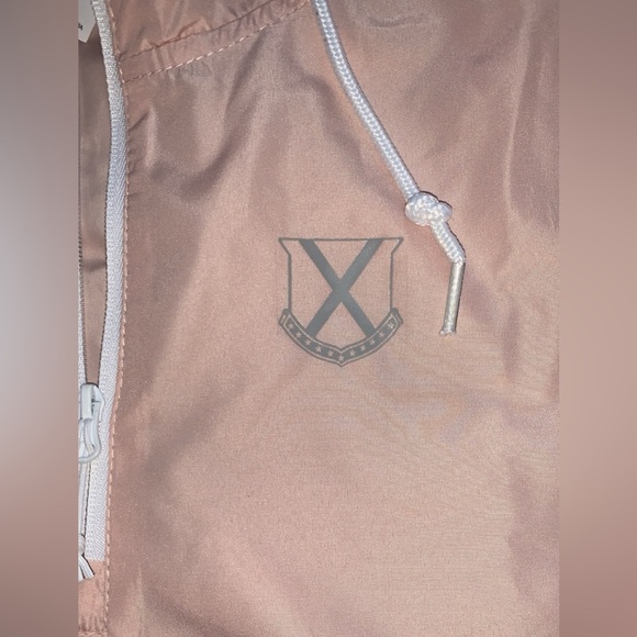 Old Row Crest Cropped Windbreaker Pink - Picture 4 of 4